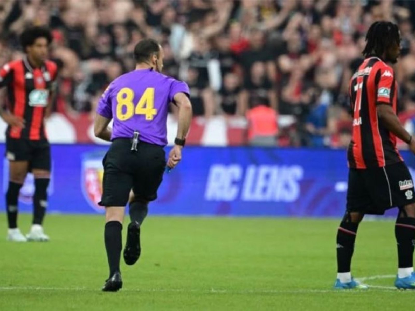 ¿Por qué los árbitros usaron el número 84 en sus camisetas durante la final de la Copa de Francia? :: Olé