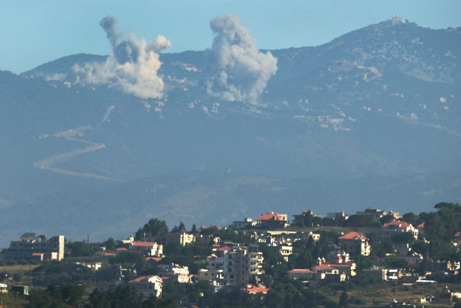 Una columna de humo se levanta tras un ataque aéreo israelí en el sur de Líbano, este viernes.