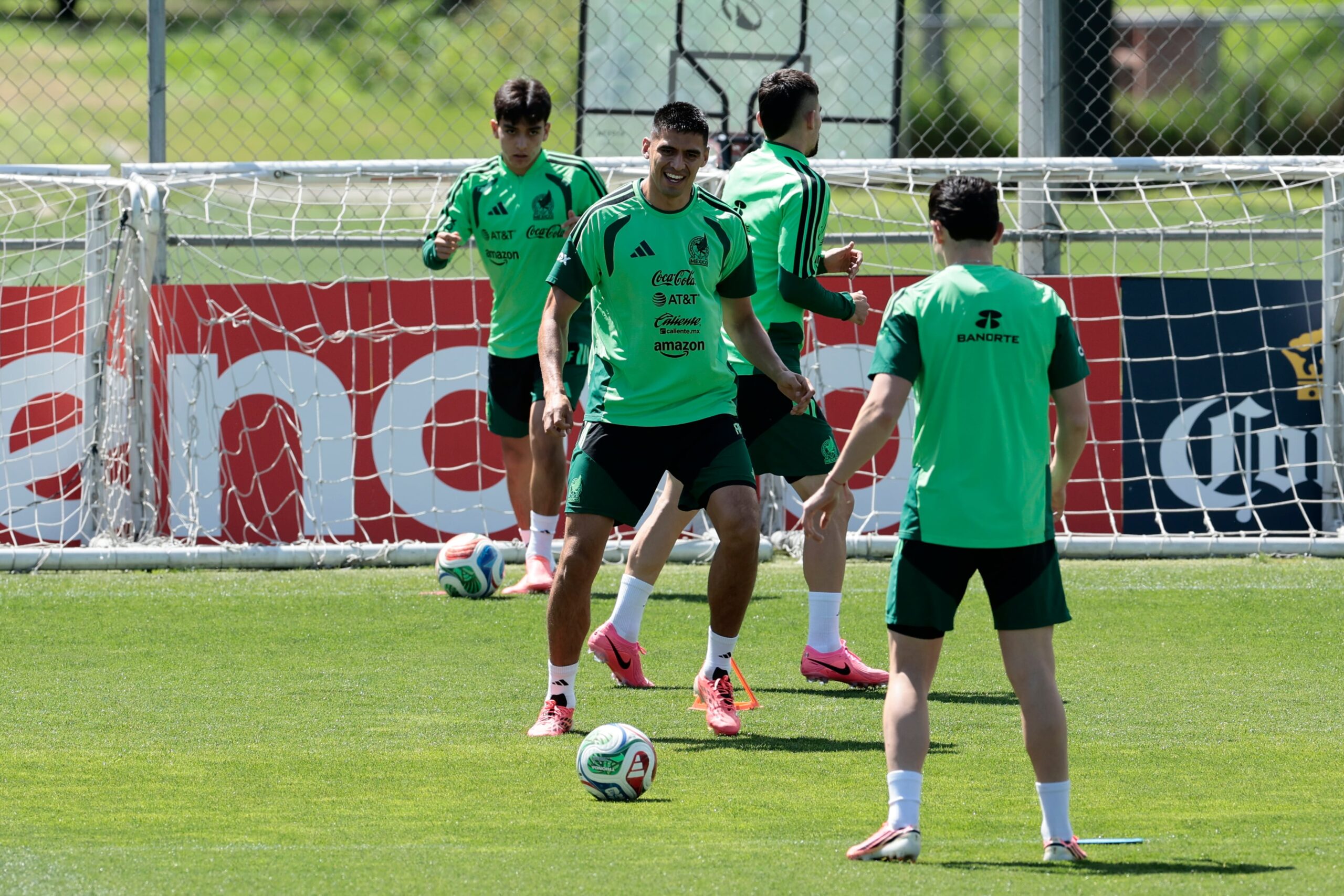 Aguirre, ante el dilema de que todos jueguen en la selección mexicana