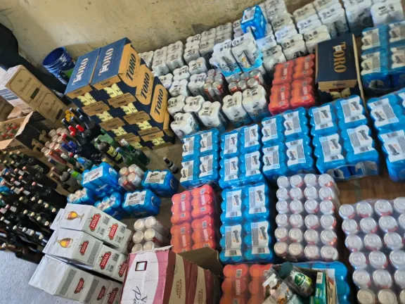 Allanaron un local clandestino de venta de alcohol en Km. 8 y secuestraron una gran cantidad de bebidas