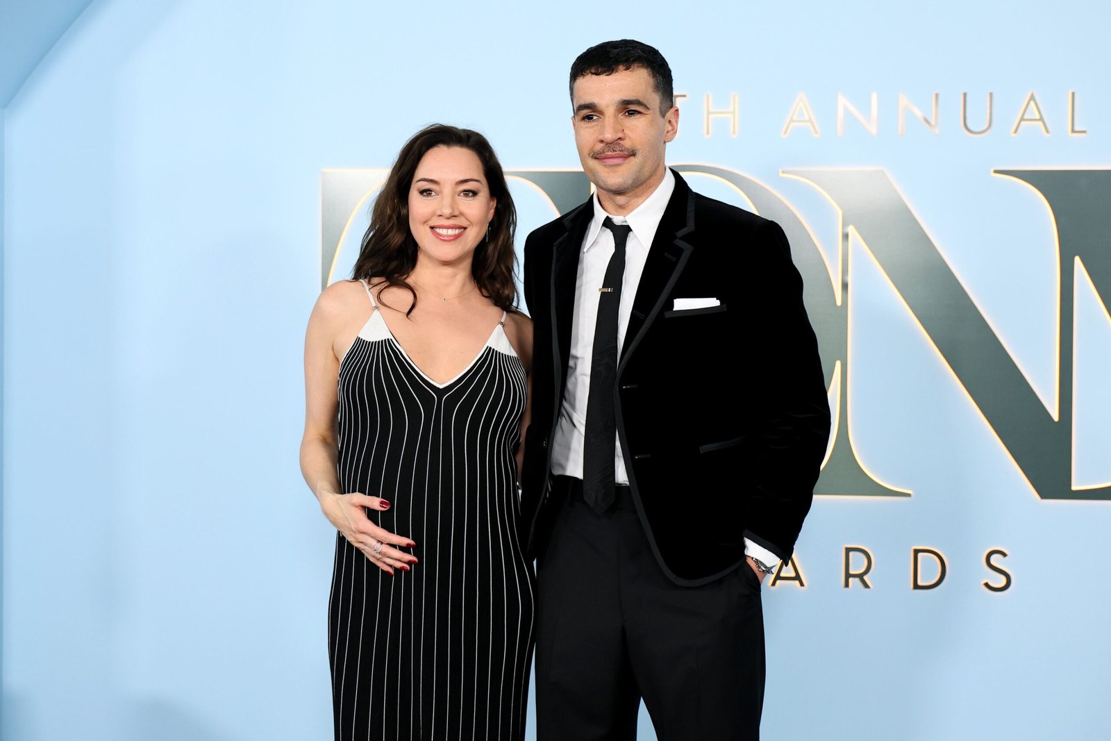 Aubrey Plaza luce embarazada de su novio cuatro meses tras la muerte de su marido: el juicio social sigue siendo implacable