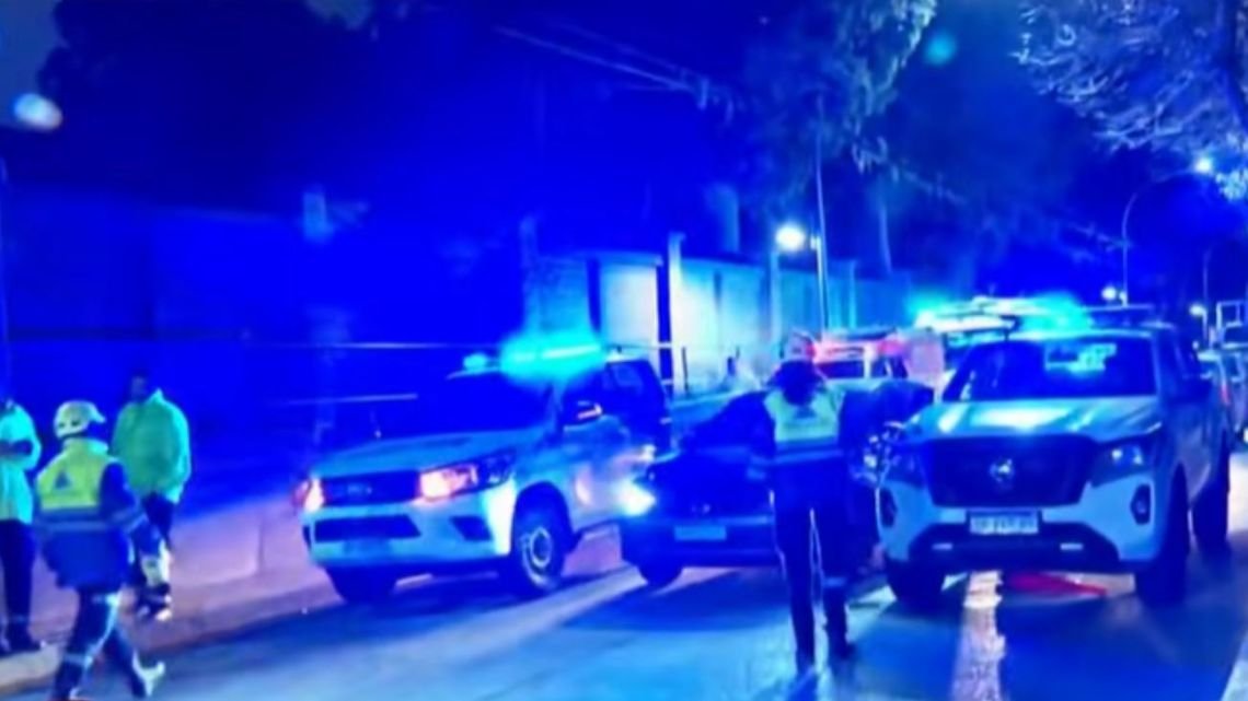 Bomberos, ambulancias y policías revisan la Quinta de Olivos por una amenaza de bomba