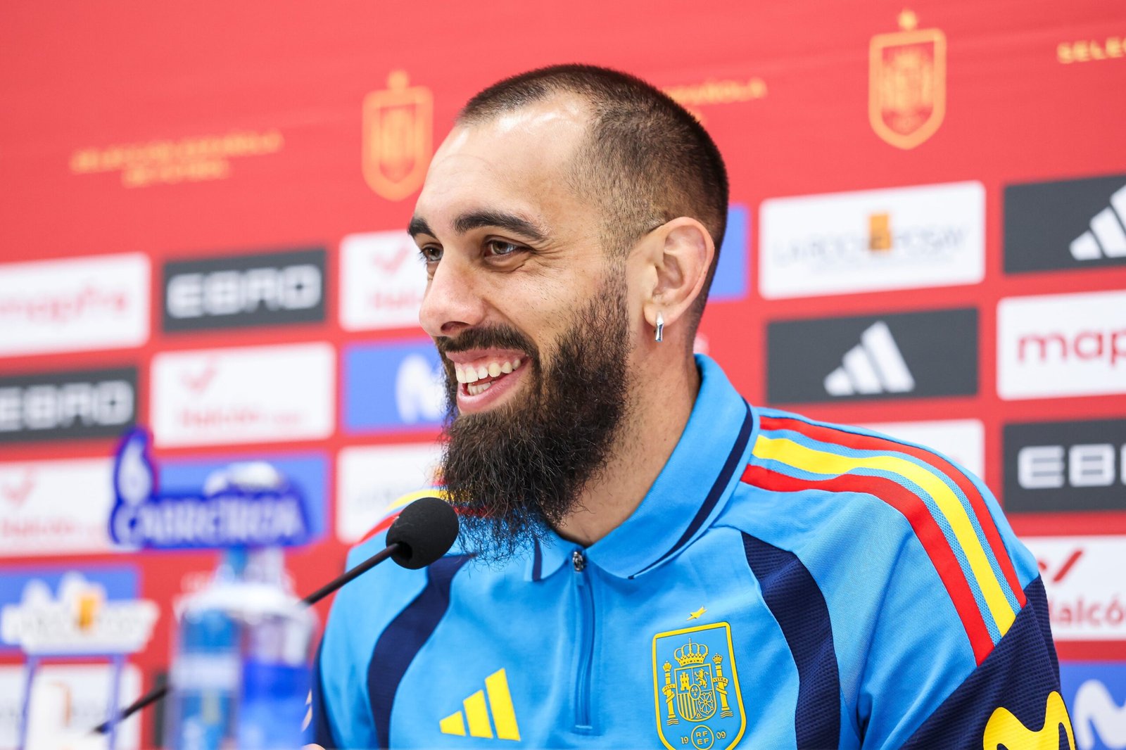 Borja Iglesias, un futbolista auténtico y comprometido socialmente: “Voy a vivir lo mejor de mi carrera, que es disfrutar de un Mundial”