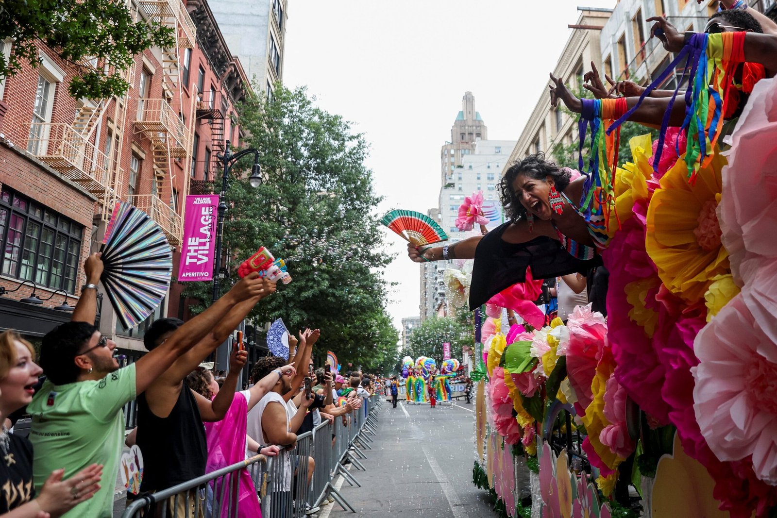 Cientos de miles de personas celebran en Nueva York la diversidad en el Orgullo LGTIBQ+: “Trump nos usa para polarizar a la sociedad”