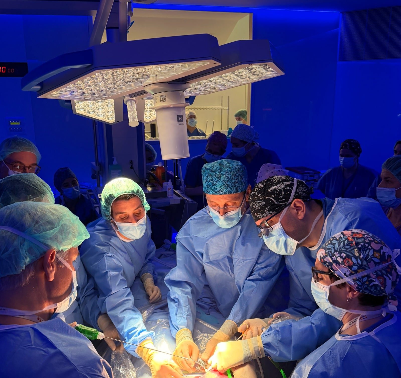 Un equipo de especialistas de los hospitales Sant Joan de Déu y Clínic de Barcelona practican una cirugía fetal pionera en Europa.