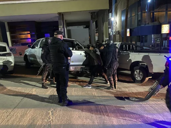 Cuatro jóvenes fueron demorados tras arrojar botellas e insultar a transeúntes en los festejos céntricos del Mundial