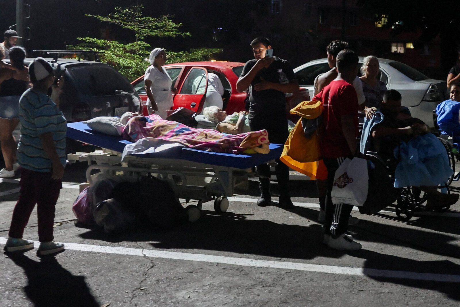 Cuerdas, linternas y vecinos rescatistas entre los escombros de Caracas: “¡Antonio está vivo!"