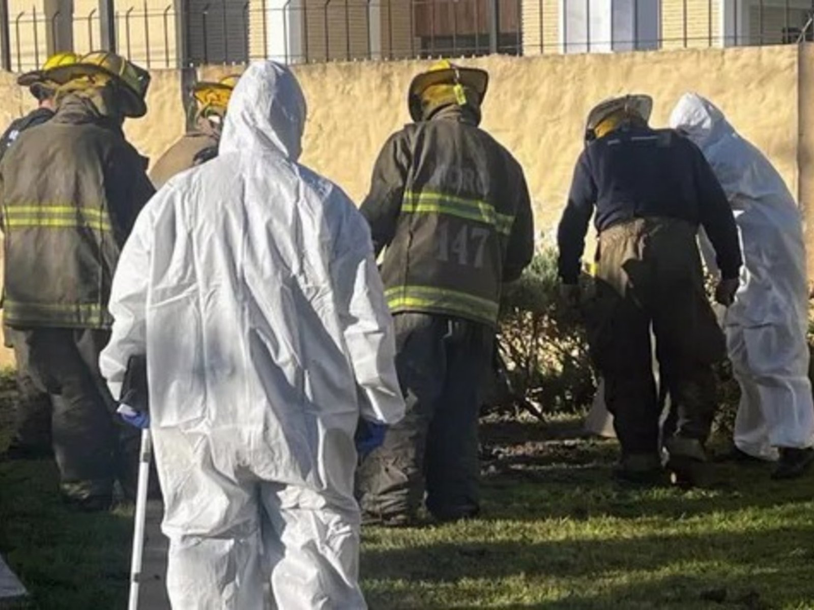 Descubren el cuerpo de una mujer enterrado en el fondo de su casa luego de que su hijo confesara que la asesinó