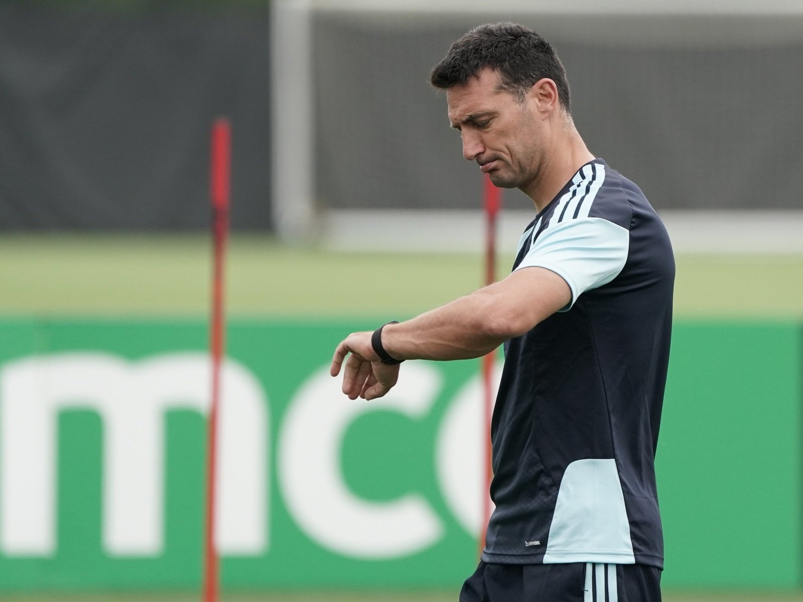 Dibu Martínez adentro, Messi entre su momento y el descanso, y quiénes debutarían