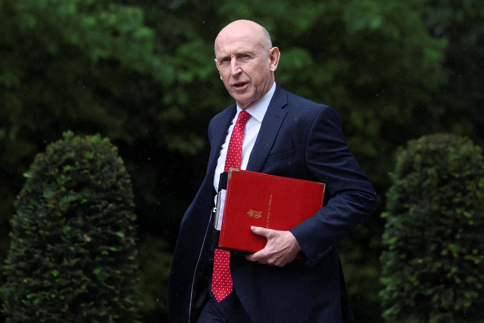 Dimite el ministro de Defensa de Reino Unido, John Healey, por desacuerdos sobre el gasto militar
