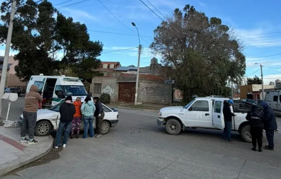 Dos vehículos colisionaron en Kilómetro 5 y dos personas fueron derivadas al hospital