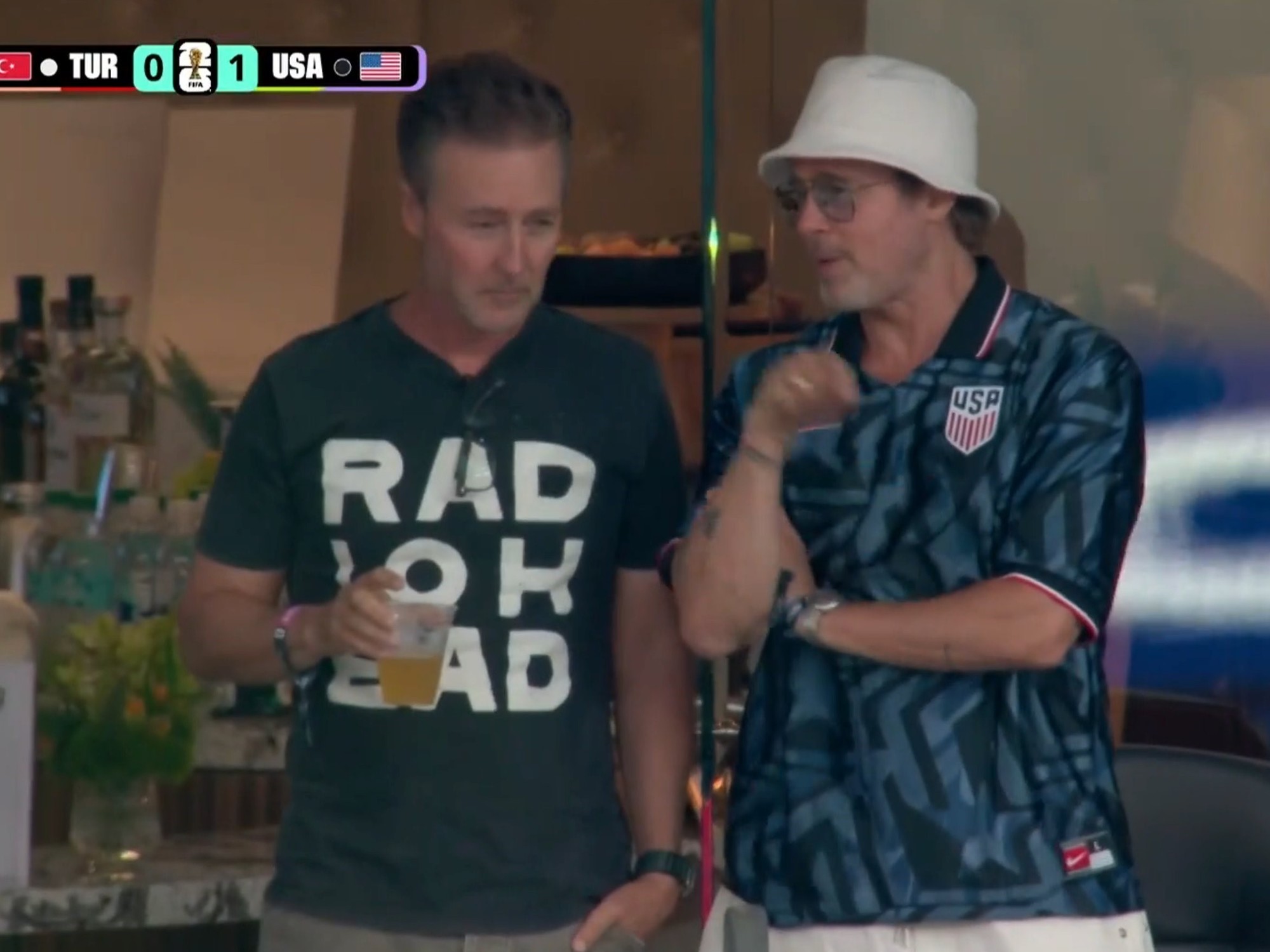 Edward Norton y Brad Pitt estuvieron juntos en la platea en el duelo ante Turquía