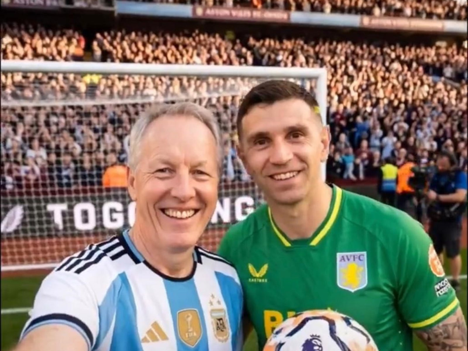 El Embajador británico se puso la camiseta argentina para un video previo al Mundial y se hizo viral