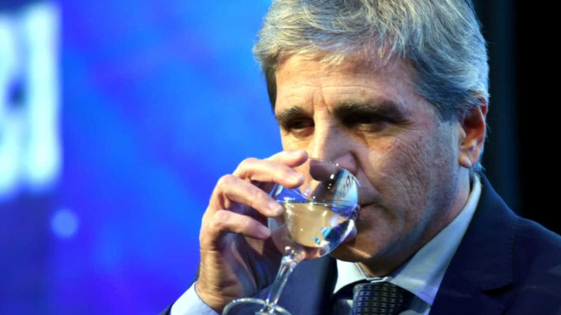 El caso Adorni paraliza el nuevo blanqueo de Caputo y frena la llegada de dólares al mercado
