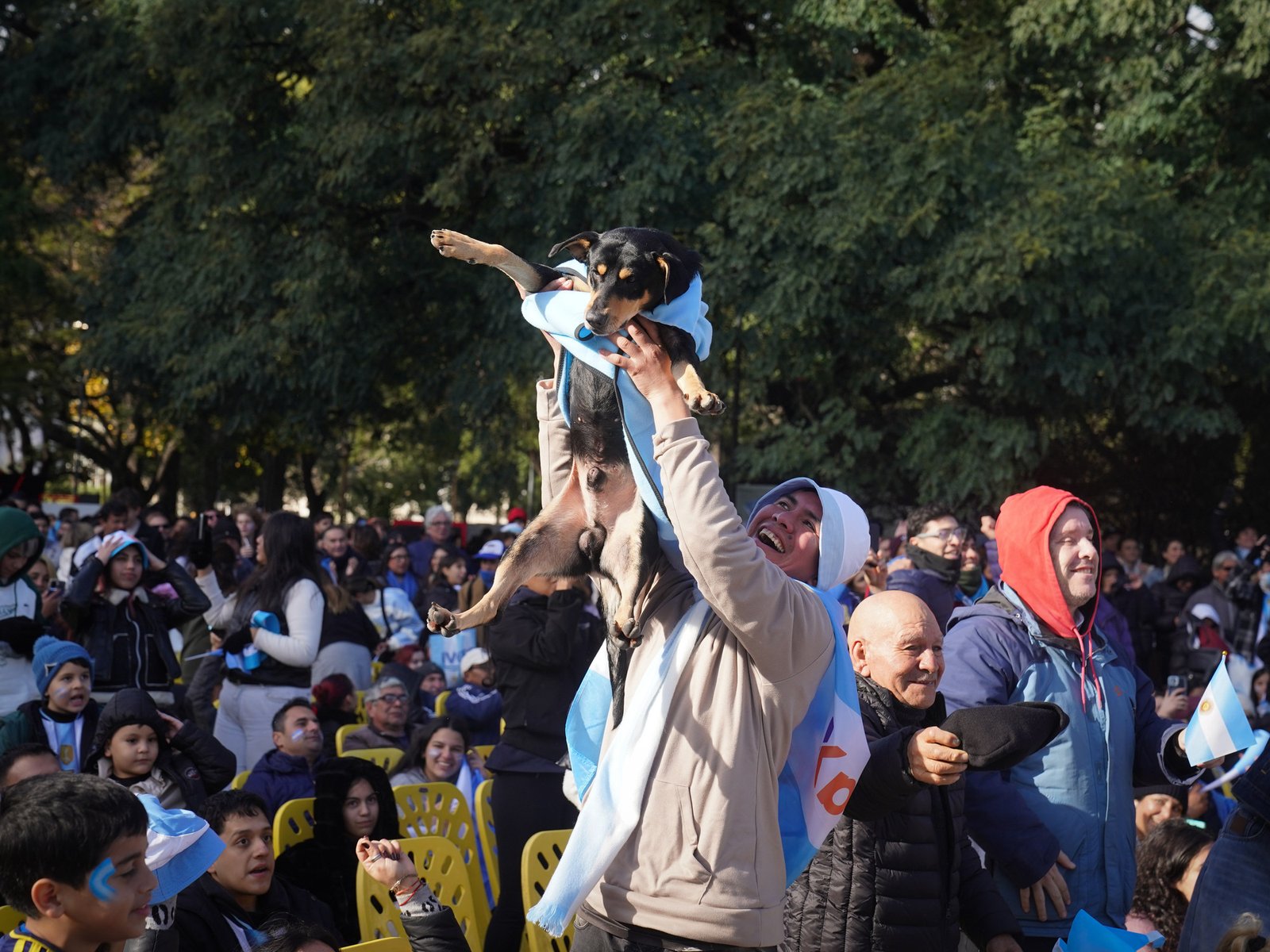 El hincha que con su perro "Muñeco" predijo el resultado frente a Austria y la rusa con mate que ama a la Argentina