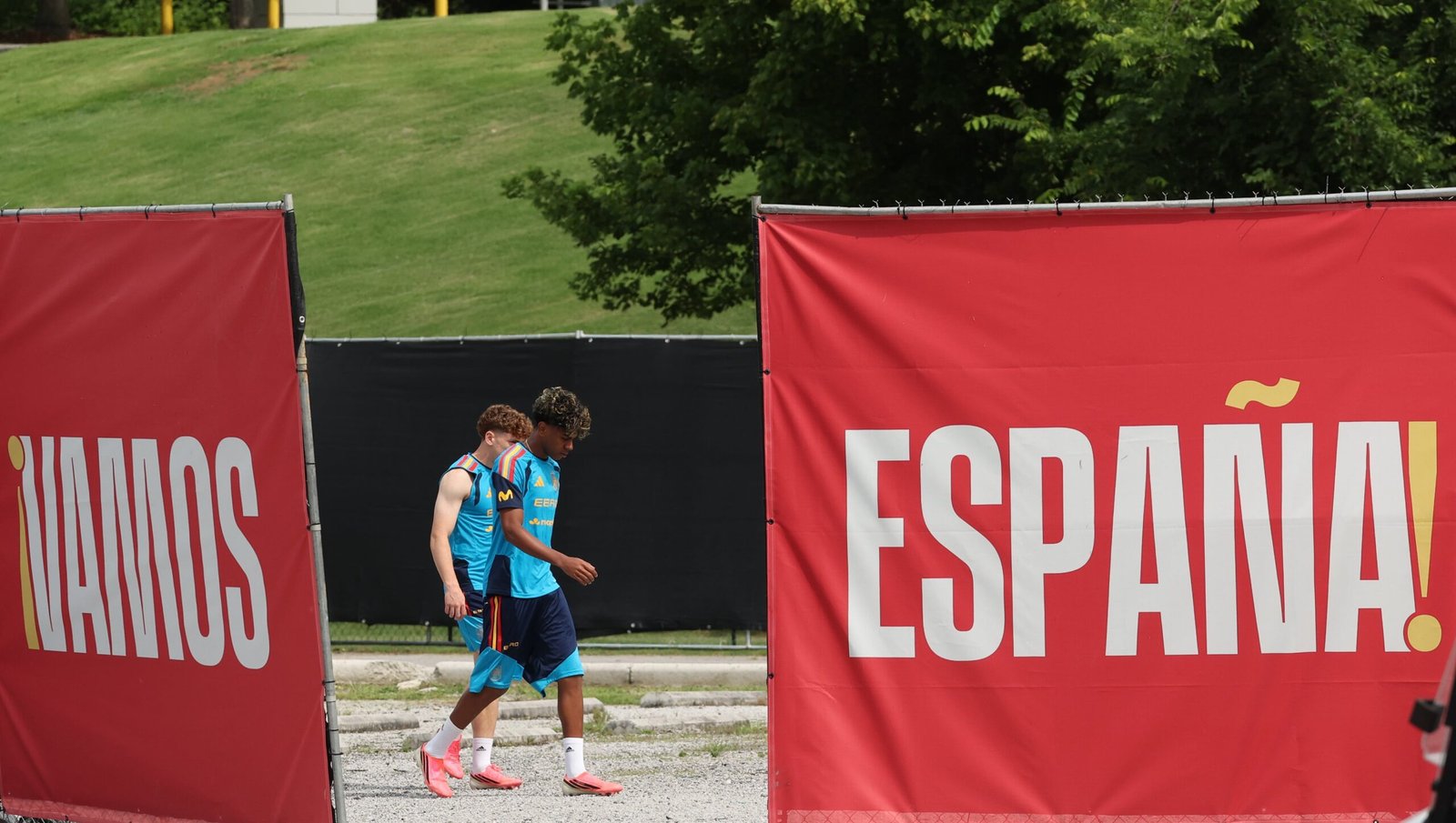 Lamine Yamal, junto a Víctor Muñoz, este martes en el entrenamiento de España en Chattanooga.