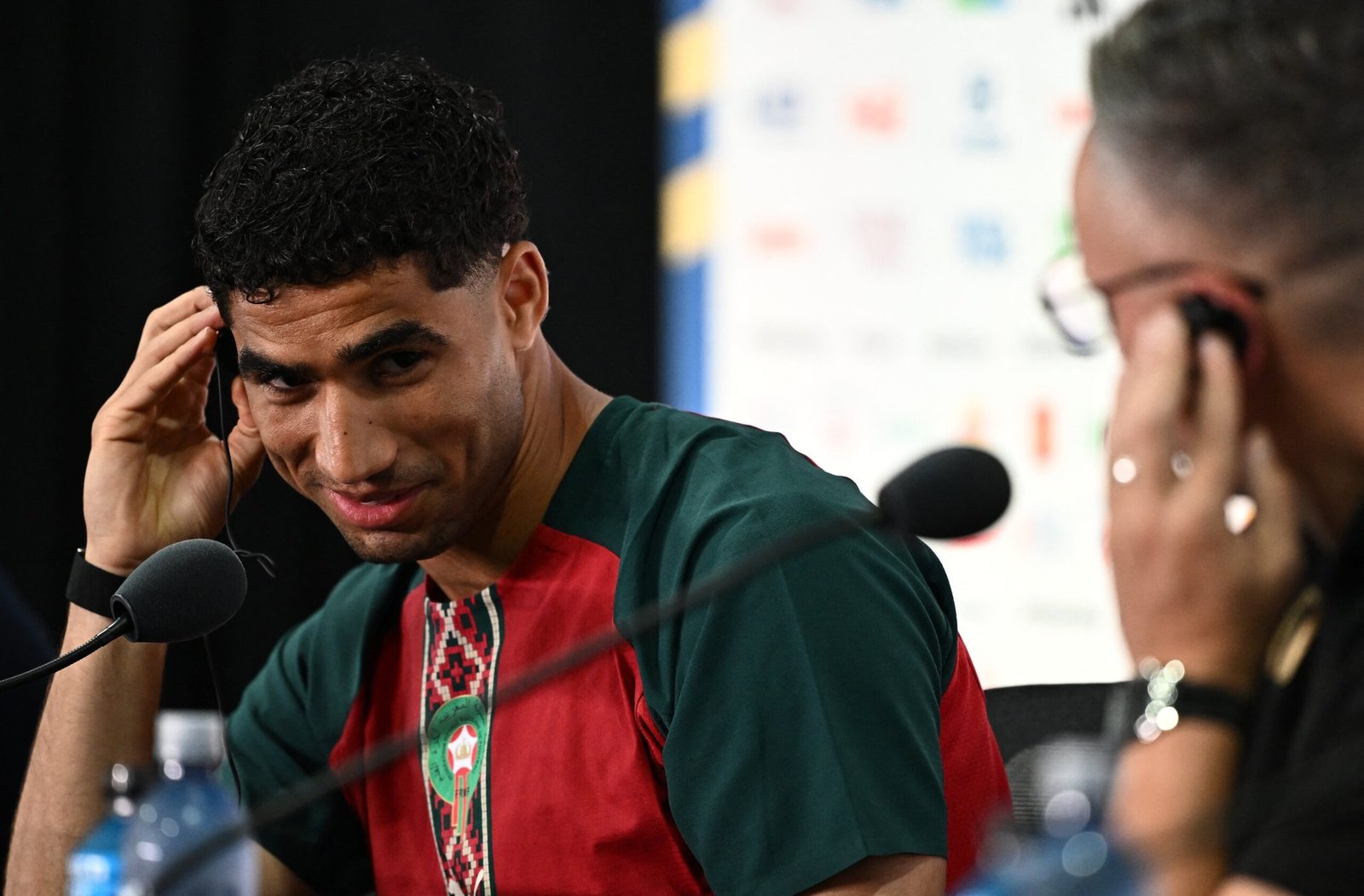 “En español, no”: la polémica en la rueda de prensa de Vinicius y Hakimi sobre el uso del idioma ante la falta de traductores