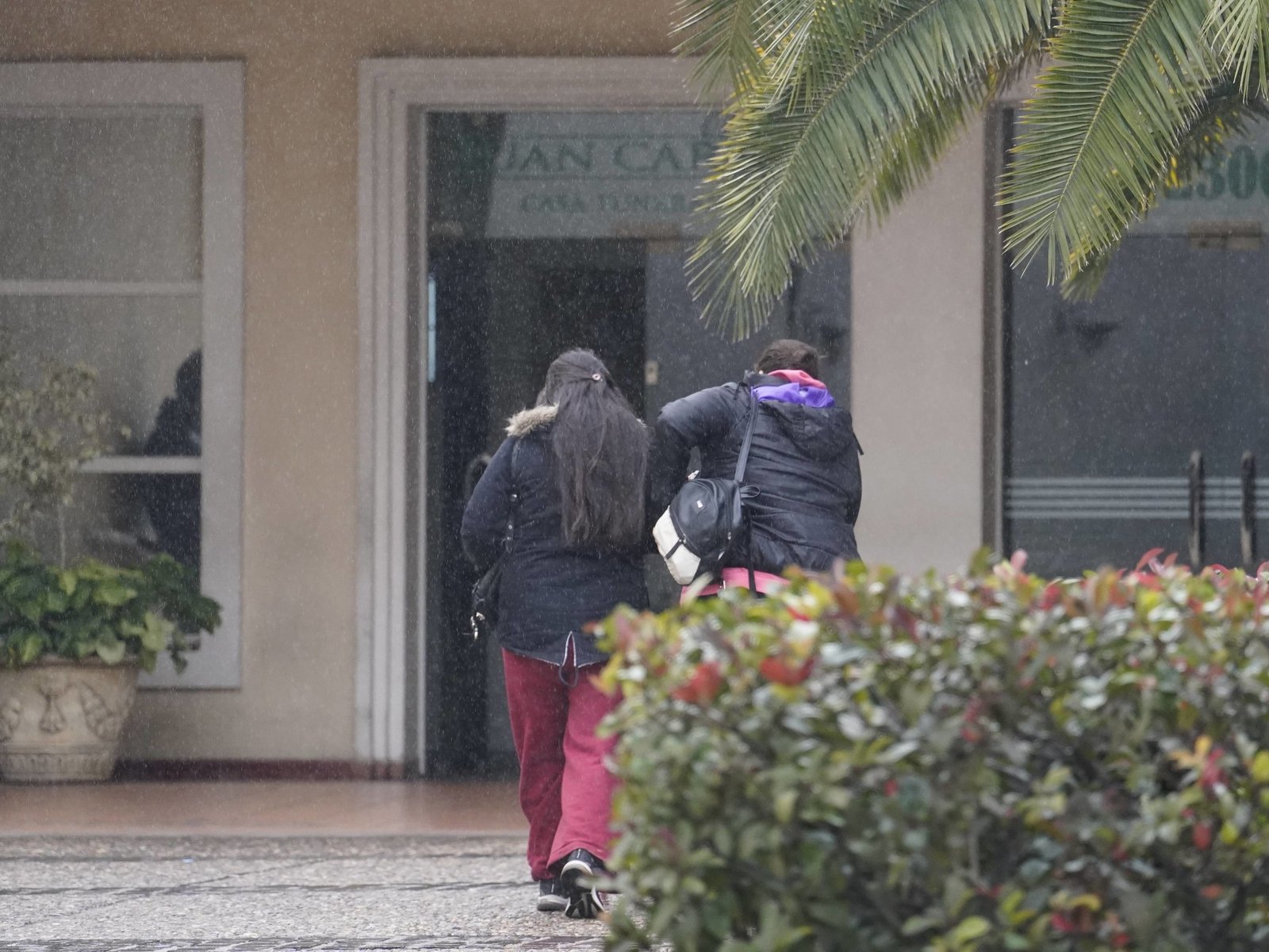 En una ceremonia íntima y bajo un estricto operativo policial, la familia y los amigos despiden a Agostina Vega