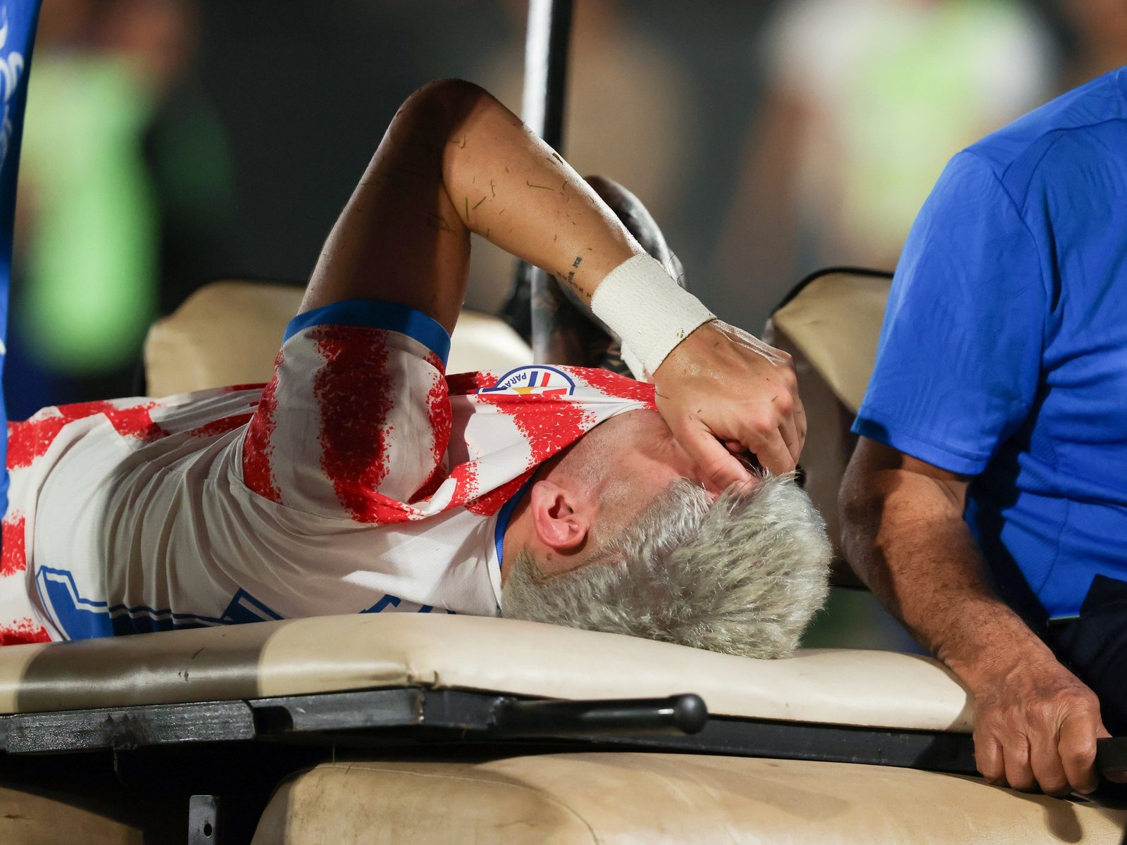 Enciso salió entre lágrimas y hay temor de que se pierda el Mundial con Paraguay