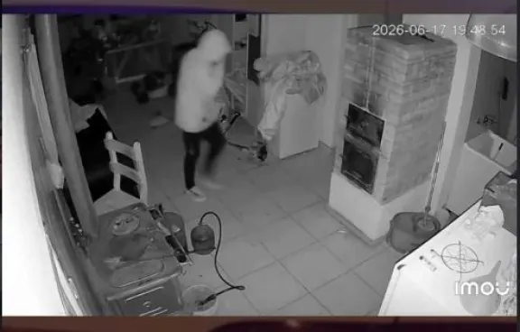 Entraron a robar a una chacra, los descubrieron por las cámaras y huyeron