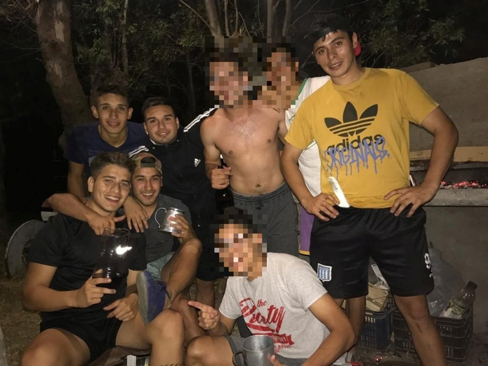 "Era la violada del pueblo" y "por sus amigos"
