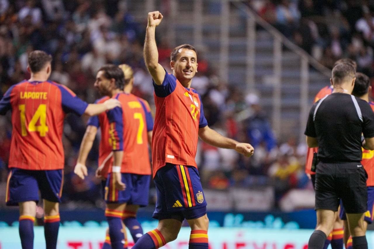Mikel Oyarzabal celebra el primer gol de la noche.