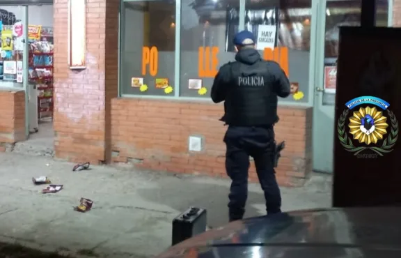Estaba borracho, quiso robar varios paquetes de papas fritas y lo detuvieron