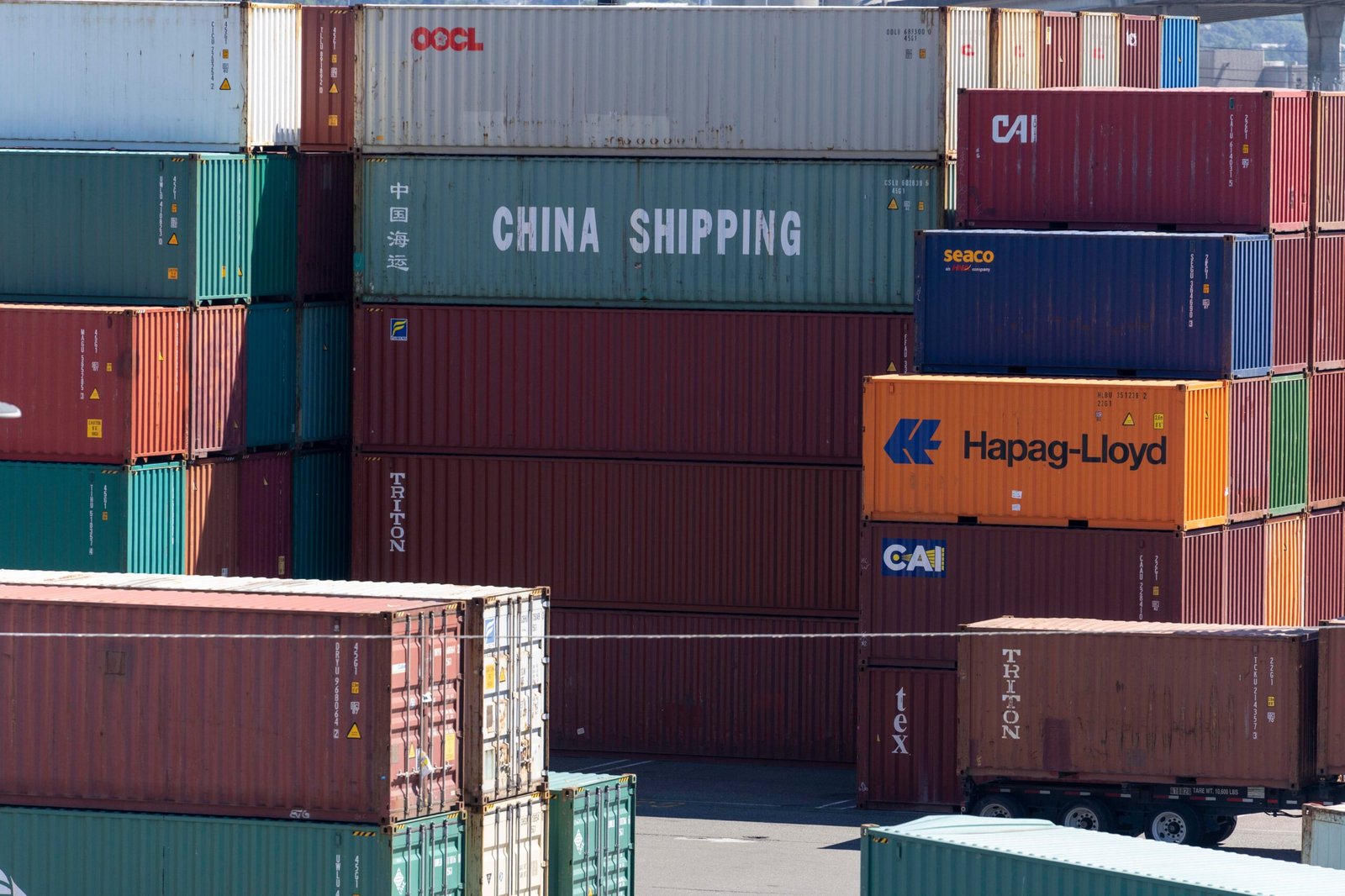 Estados Unidos reduce su déficit comercial un 1,2% por el tirón de las exportaciones de petróleo más caro por la guerra de Irán