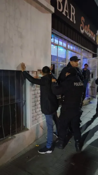 Fue a un boliche, lo identificaron y descubrieron que tenía pedido de captura