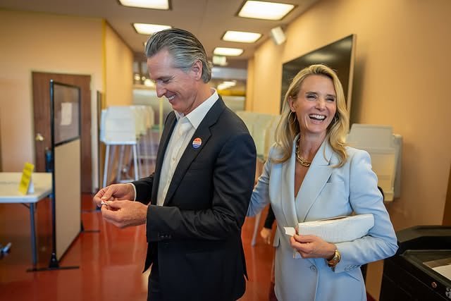 Gavin Newsom denuncia que la Administración de Trump está investigándole a él y a su esposa