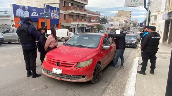 Identificaron a una pareja que estaba estacionada en doble fila y uno de ellos tenía droga