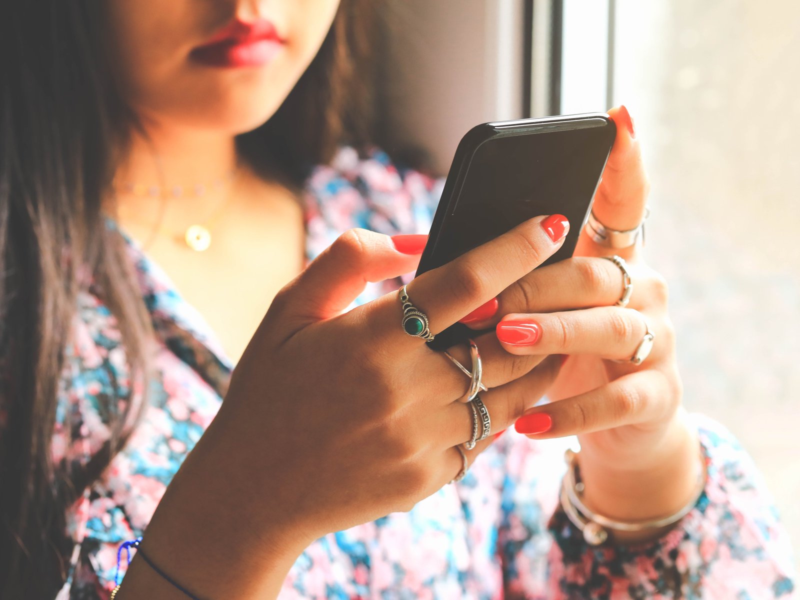 Impulsan una ley para proteger a chicos y adolescentes en las plataformas digitales