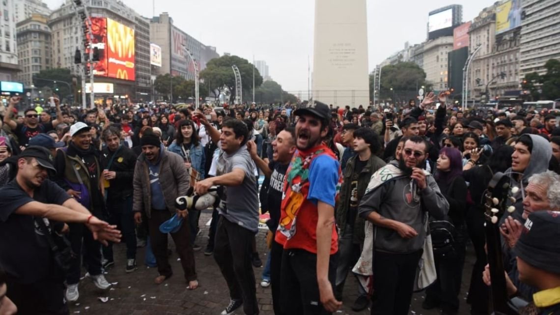 Incidentes en el Obelisco: fanáticos del Indio Solari se enfrentaron a la policia