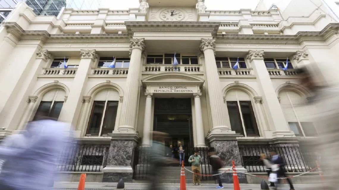 Inflación y dólar: qué proyectan las consultoras que releva el Banco Central