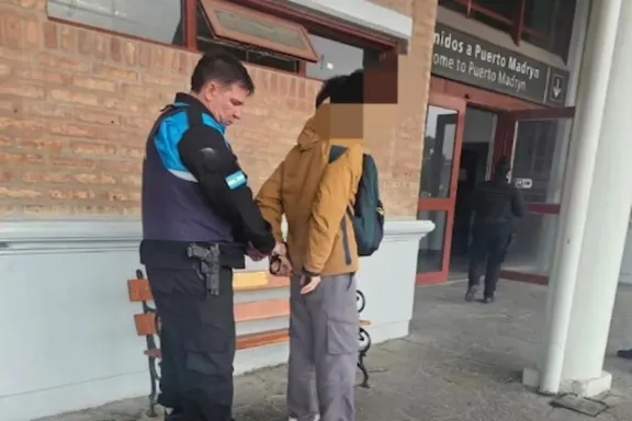 Intentó fugarse tras un millonario robo a su ex, pero lo capturaron en la terminal