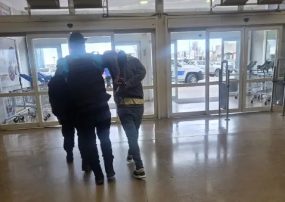 Intentó llevarse dos perfumes sin pagar en un supermercado y fue detenido