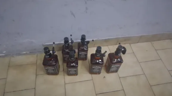 Intentó llevarse seis botellas de whisky de un supermercado pero fue perseguido y detenido