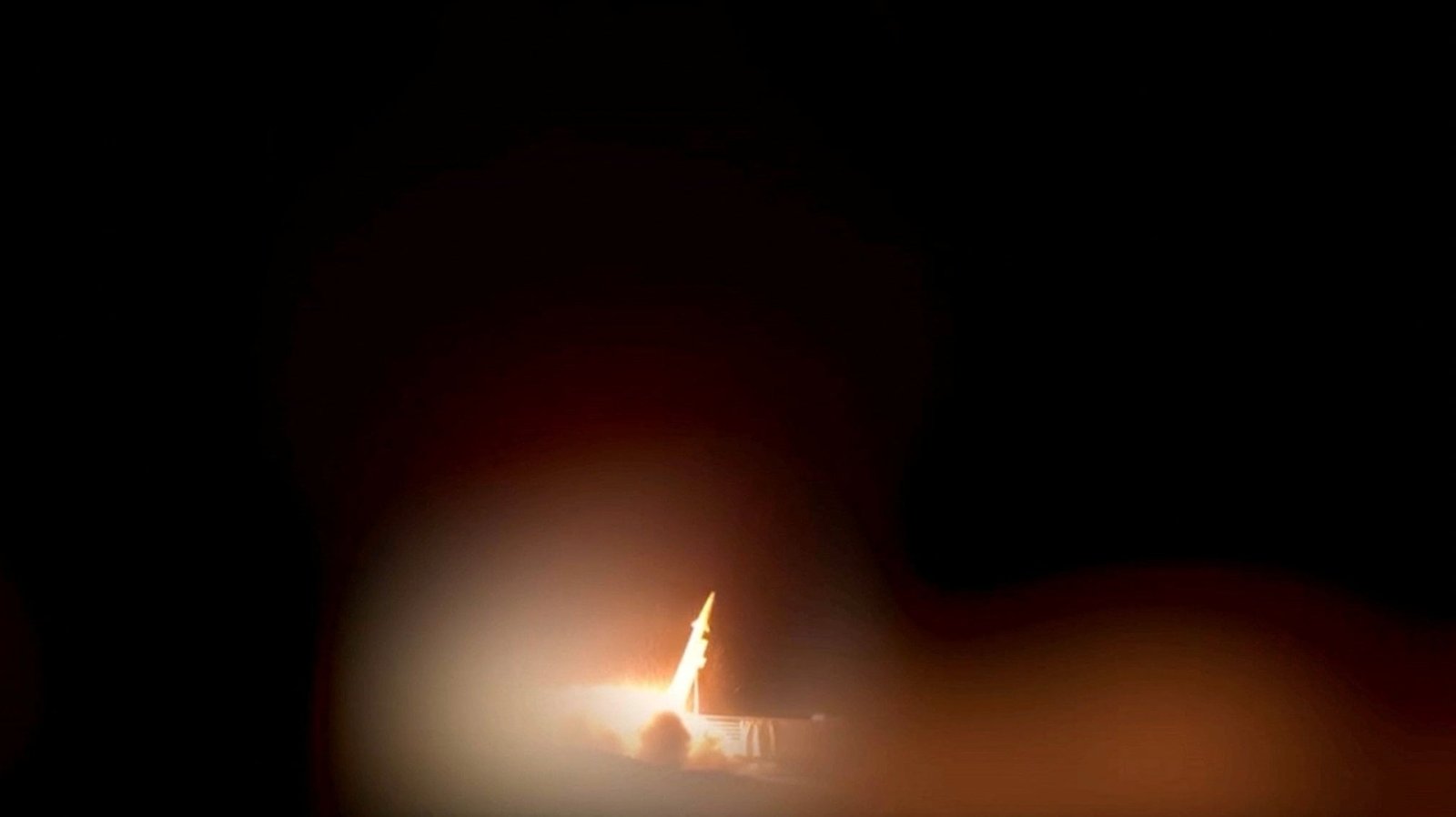 Irán bombardea bases estadounidenses en Kuwait y Baréin y amenaza con salirse del alto el fuego si prosiguen los ataques de Trump