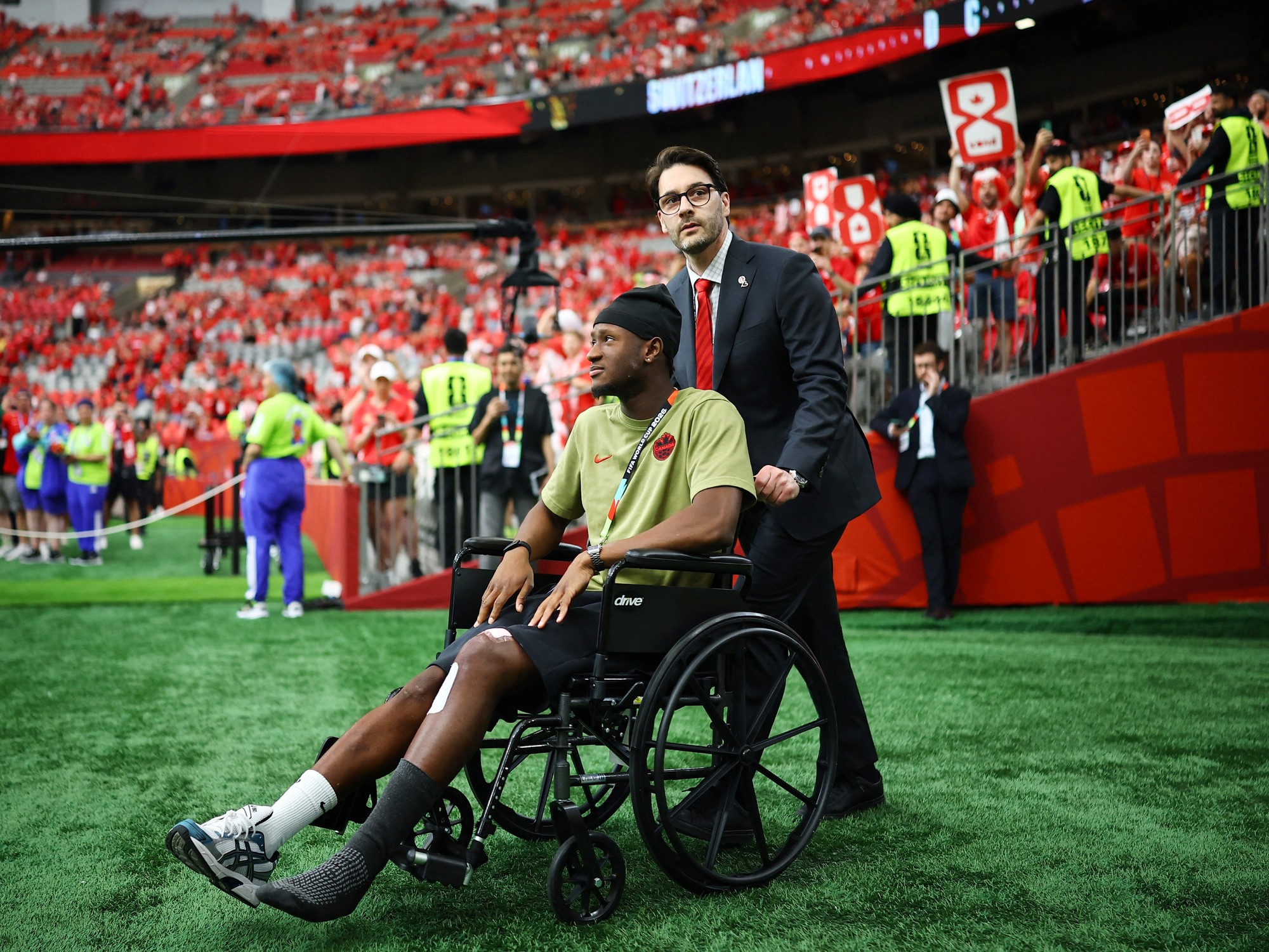 Ismael Koné acompañó a Canadá en silla de ruedas