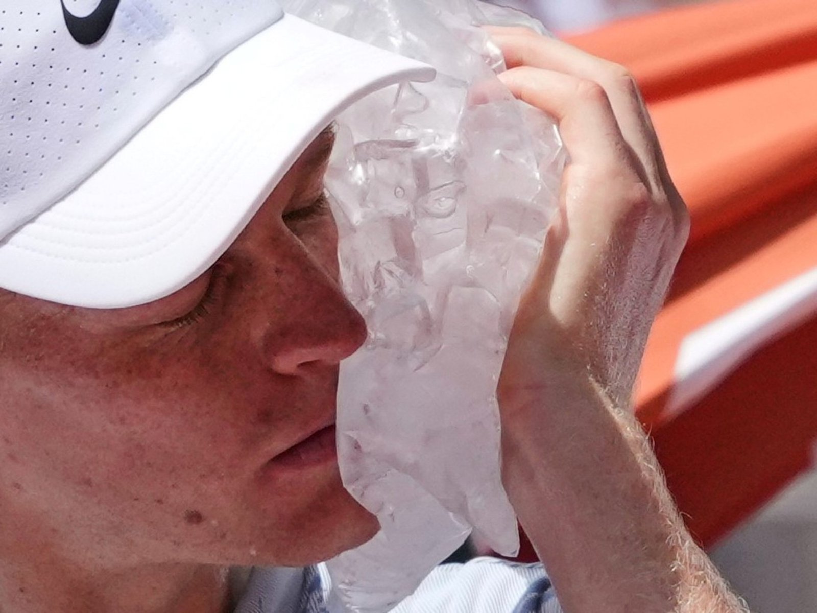 Jannik Sinner pasó por el hospital para saber qué le ocurrió tras su inesperada caída ante Juan Manuel Cerúndolo en Roland Garros