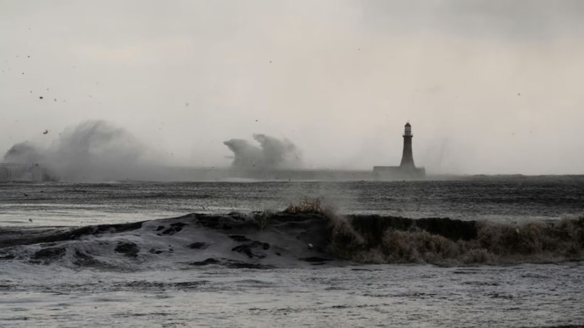 Japón ordenó evacuar a casi 200.000 personas por el avance destructivo de una tormenta y un ciclón