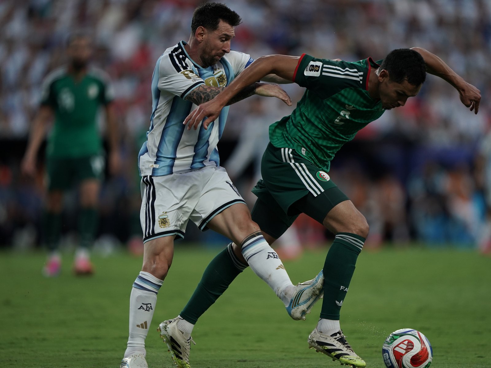 La Federación de Argelia elevó una queja formal a FIFA por "la no expulsión de Messi"