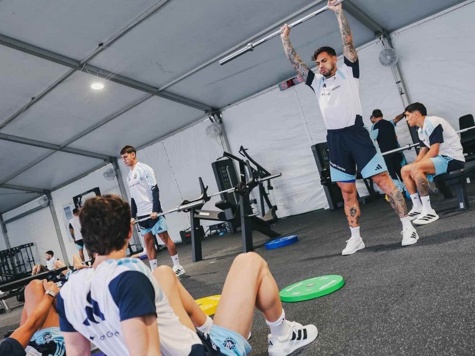 La especial rutina de gym que hizo la Selección en su primer día en Kansas :: Olé