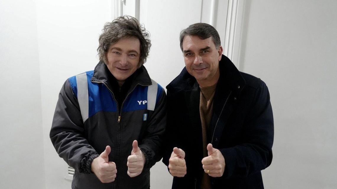 "La marca Bolsonaro está erosionada", aseguró un periodista brasileño en "QR!" tras la visita de Flavio Bolsonaro a Javier Milei