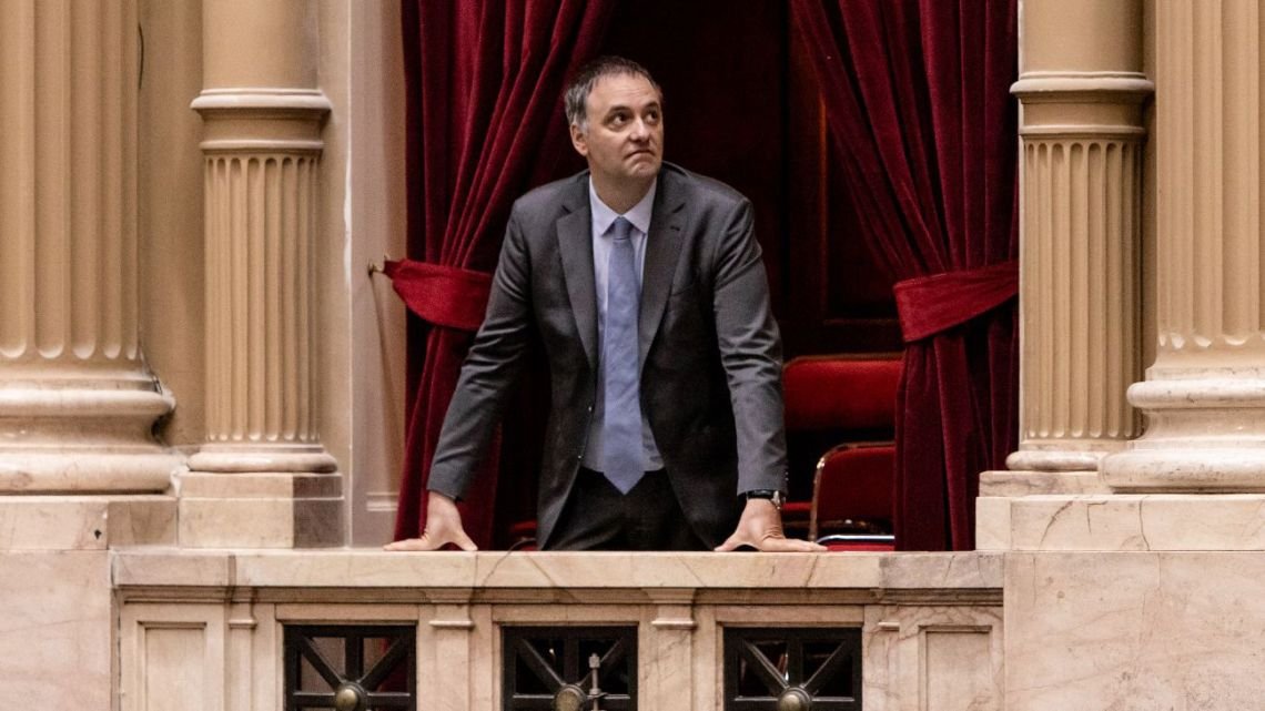 La soberbia como política de estado y el patético fin de Manuel Adorni