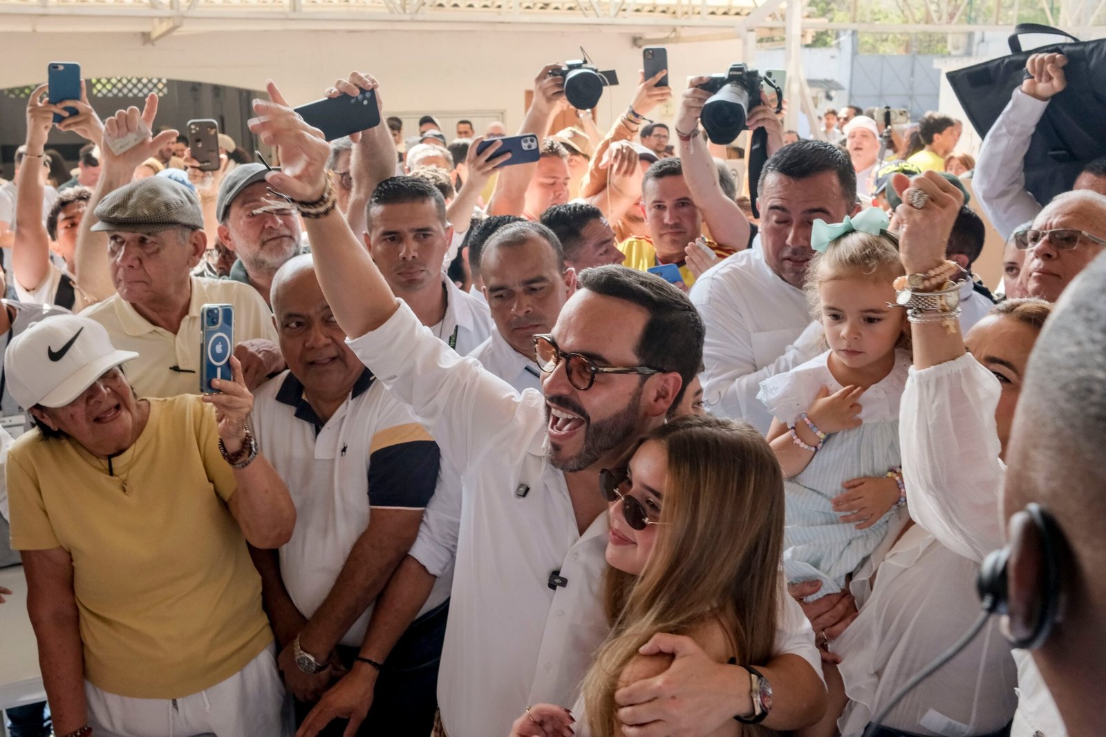 Abelardo de la Espriella saluda a sus seguidores en un puesto de votación, en Barranquilla.