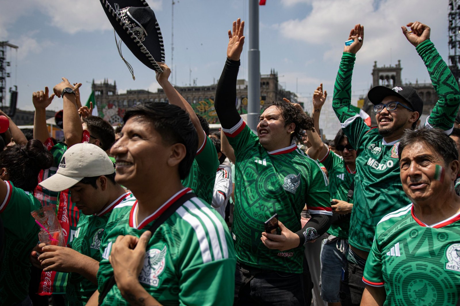 Aficionados de la selección mexicana en el Zócalo Capitalino, el 11 de junio.
