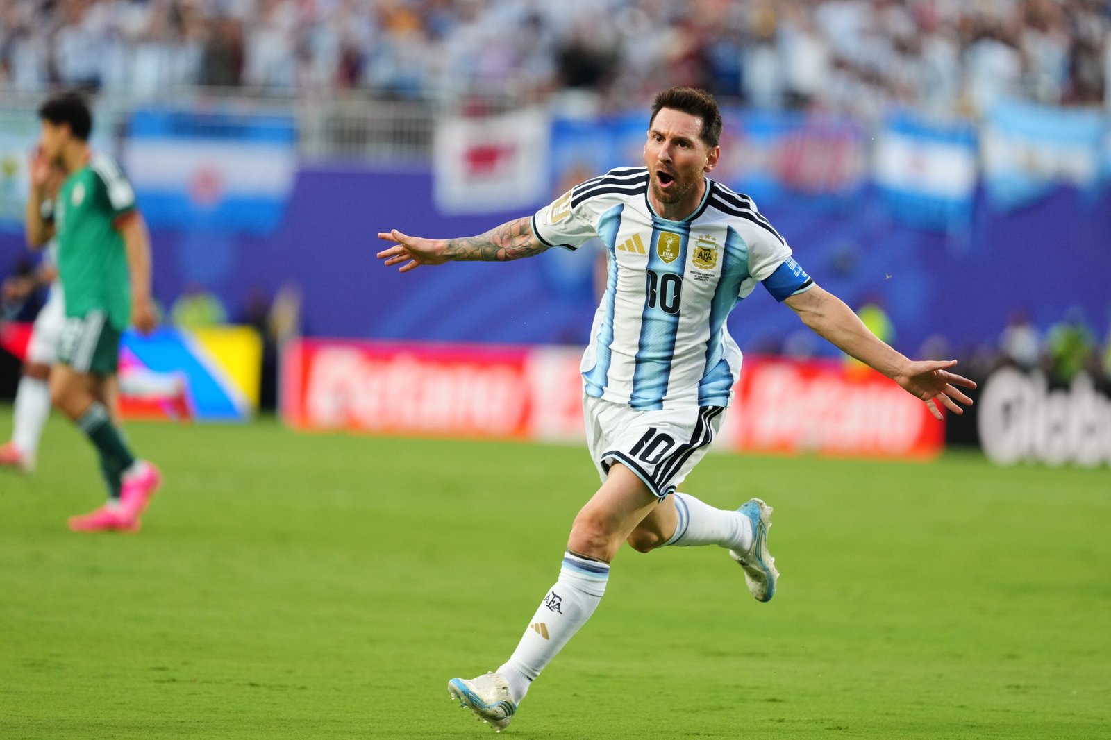 Leo Messi, el mito continúa con un triplete monumental a Argelia