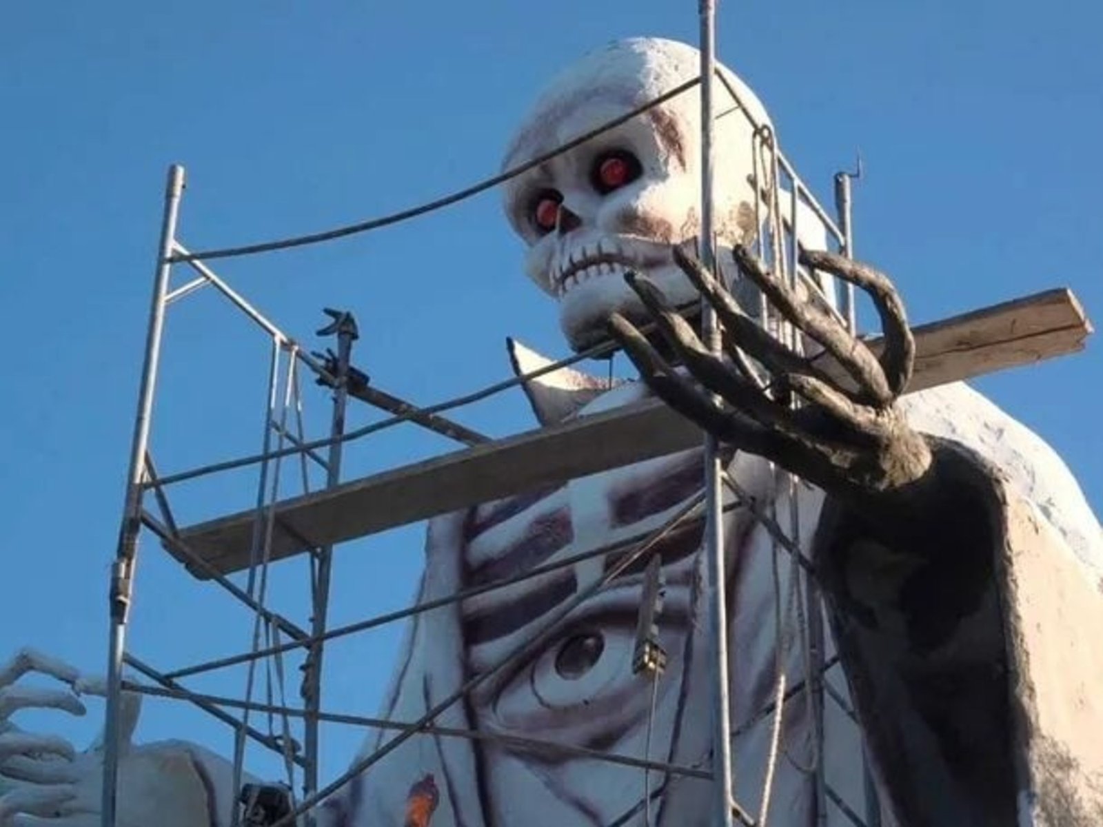 Levantó una estatua de San La Muerte de 13 metros, enfureció a sus vecinos y lo encontraron muerto