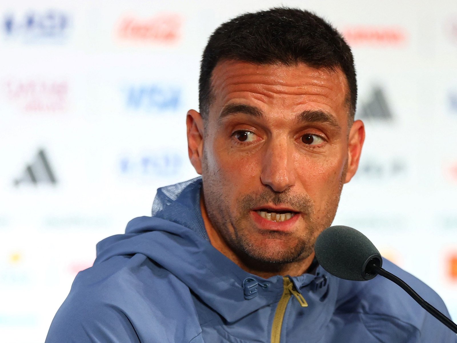 Lionel Scaloni se tomó un minuto antes de la conferencia de prensa y pidió "fuerza para el pueblo venezolano"